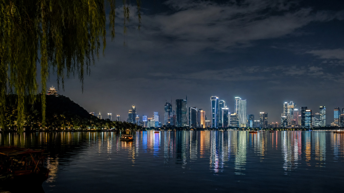 DeepSeek V4: A Guide to Cost, Hardware, and the Data Question